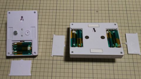 右側の単3電池タイプは両サイドに2本ずつ計4本使います。左側の単4電池タイプは3本です。ちなみに丸いマグネットが1つ不足してる不良品でした(笑)。