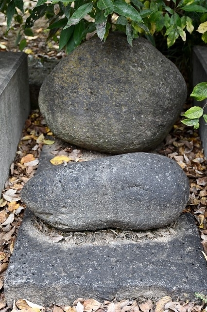 旗井神社　謎の石