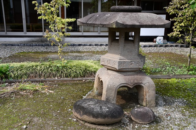 秋葉神社の力石