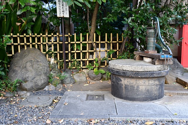 榊神社　井戸と力石