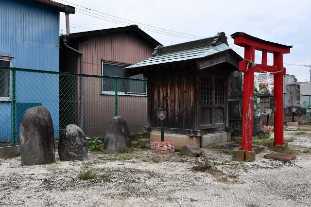 長宮香取神社の力石　左側