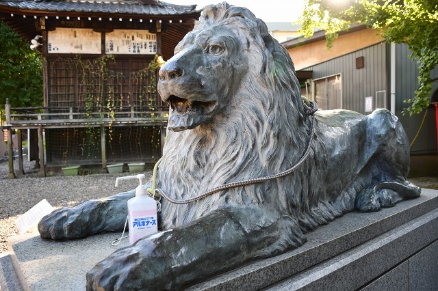 三囲のライオン像