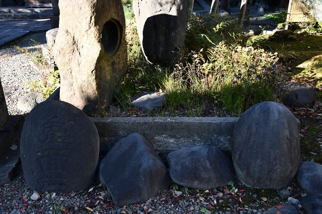 三囲神社の力石