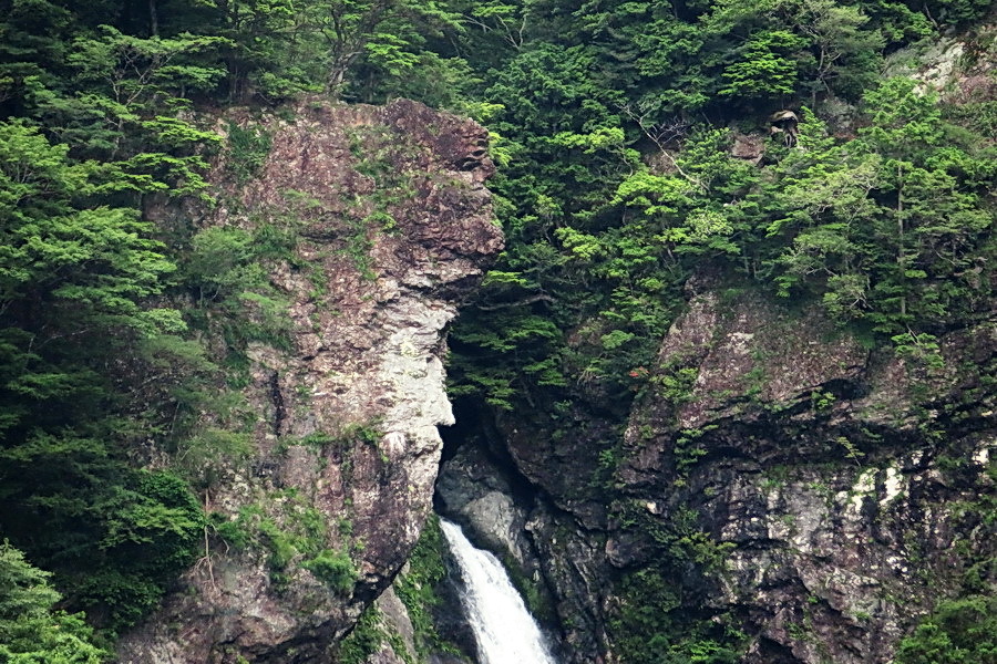 ⓪⓪21-07-06大荒れの滝と人面岩