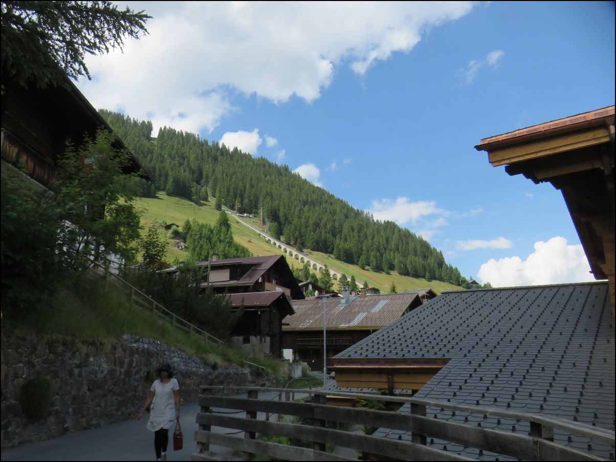 34）ミューレン、かわいい！絶景！＠スイス実感の小さな村