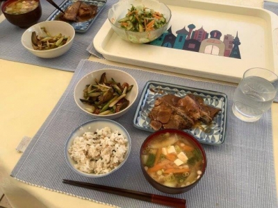 この日久しぶりにご飯を炊きました。 おかずはサバの味噌煮とナスパラベーコン。