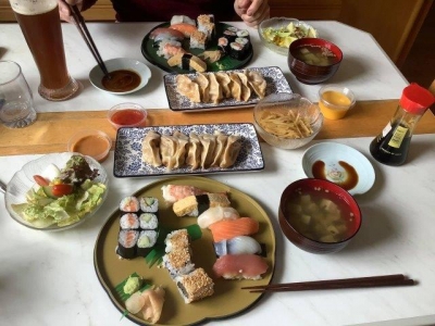 当然お昼ゴハンは海斗さんのおスーシー。