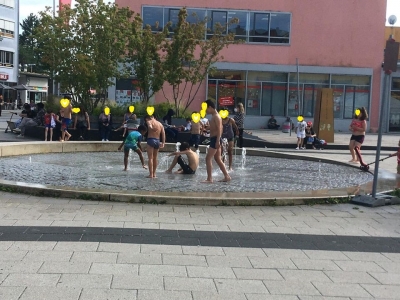 駅前の広場の噴水で 子供たちが水遊びしていました。