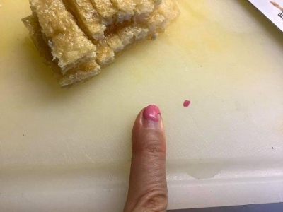 ピンク色(ジェルネイル)がついていなかったら、 油揚げの隙間に落ちた削れた爪には 気が付かなかったかも？